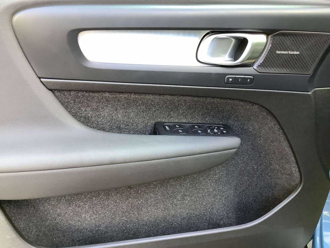 Volvo  Plus Dark 2WD