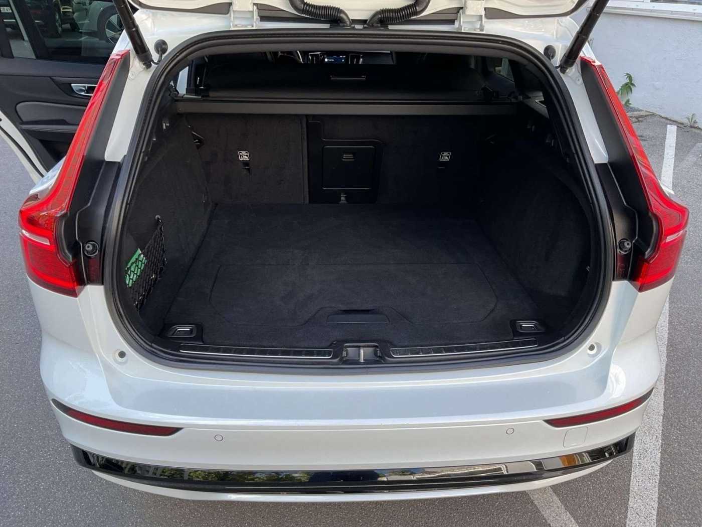 Volvo  Plus Dark Recharge Plug-In Hybrid AWD