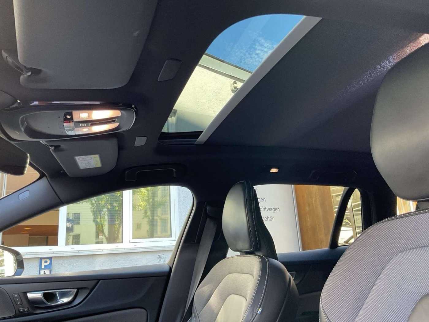 Volvo  Plus Dark Recharge Plug-In Hybrid AWD