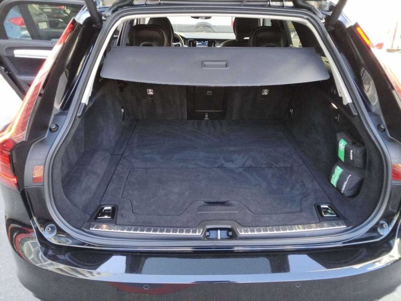 Volvo  Plus Dark Recharge Plug-In Hybrid AWD