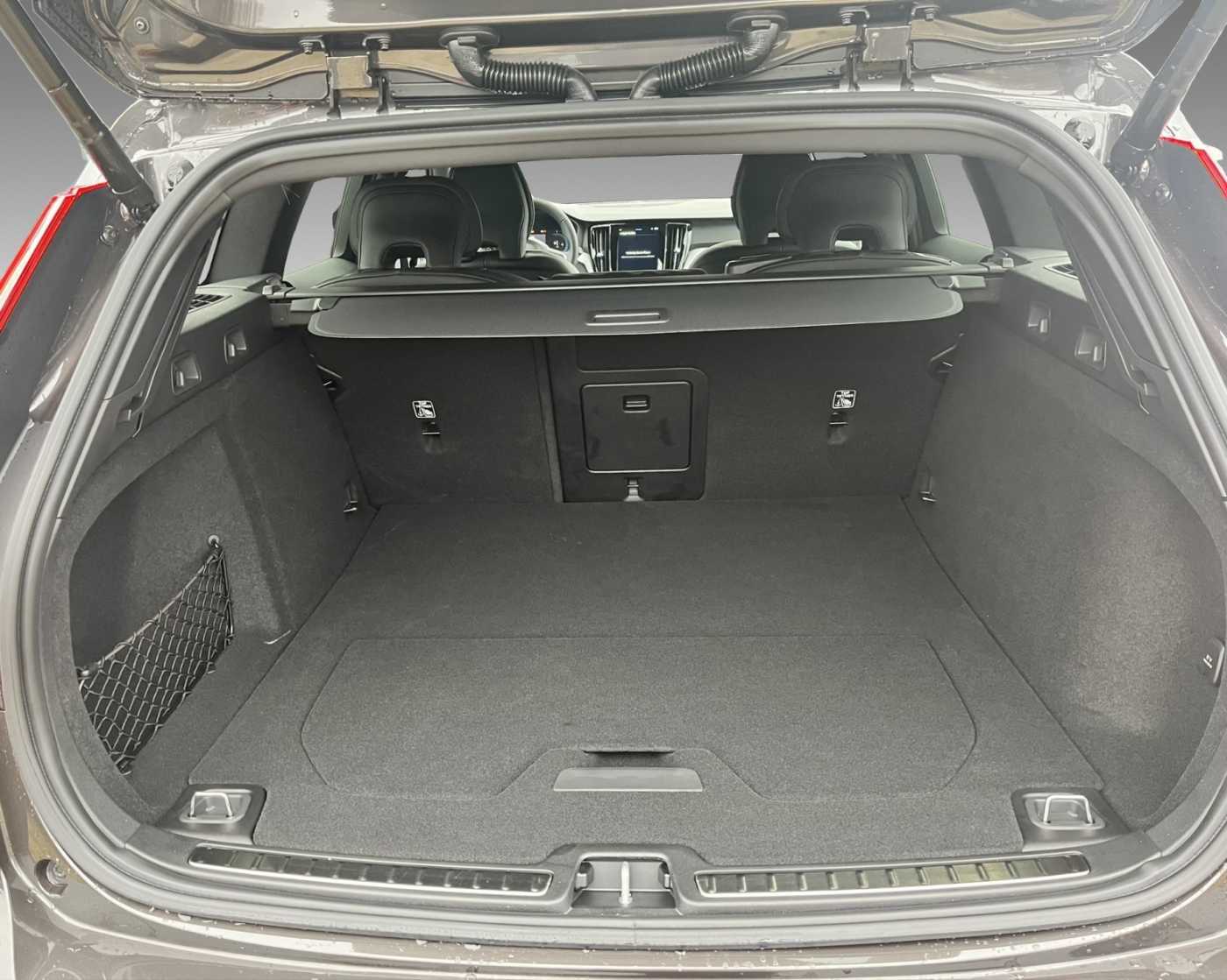 Volvo  B4 D Plus Dark Harman Kardon