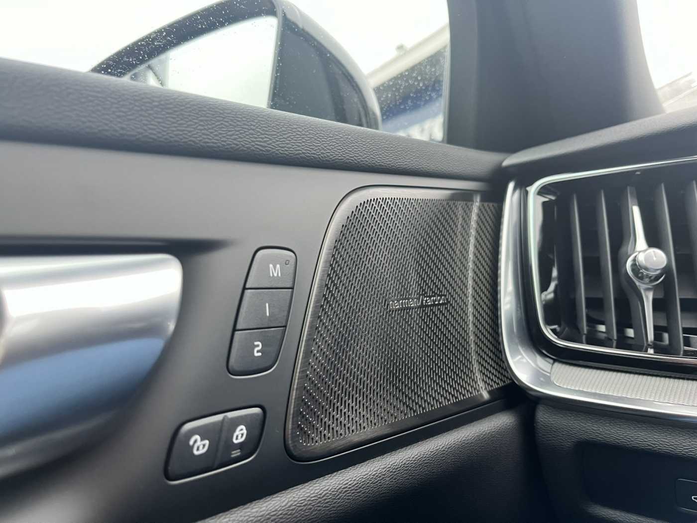 Volvo  B4 D Plus Dark Harman Kardon