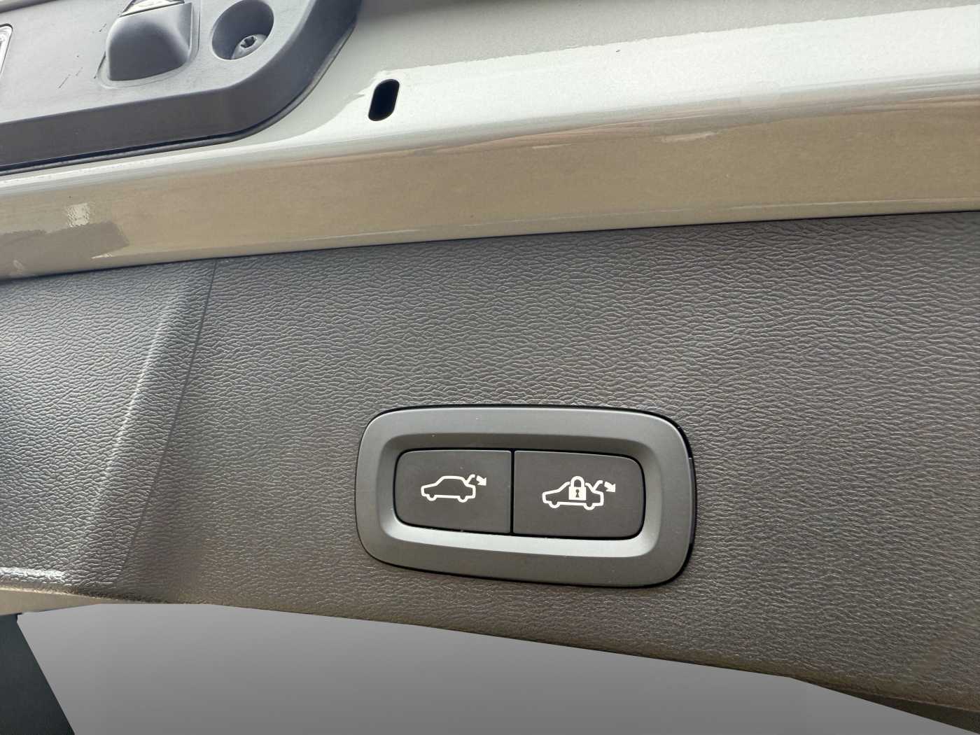 Volvo  Pure Electric Single Motor Plus+Pilot Assist+BLIS+Keyless