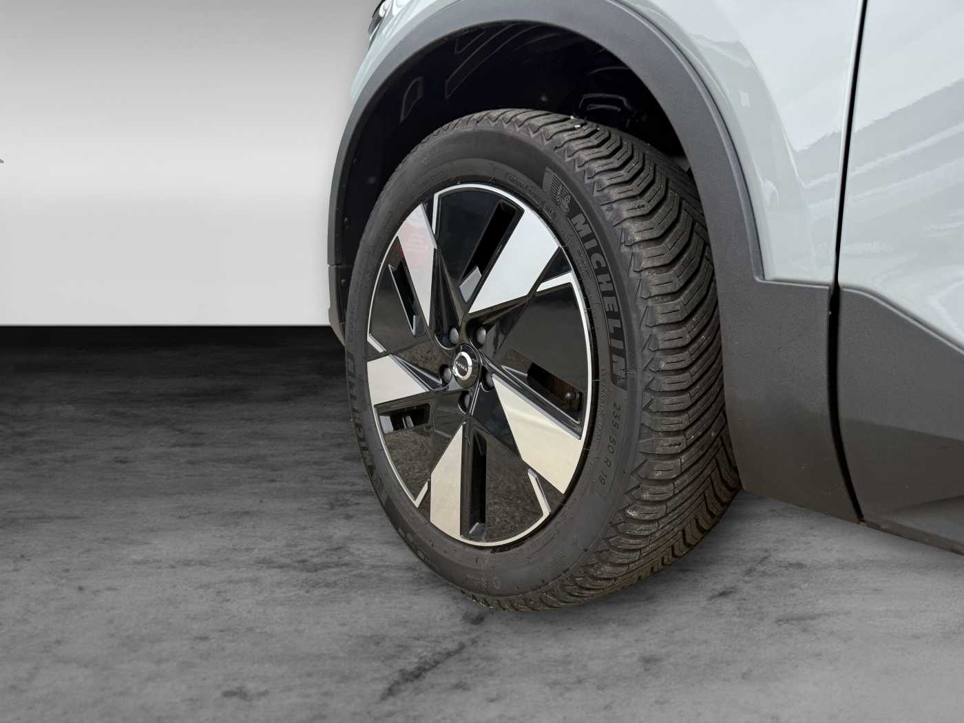 Volvo  Pure Electric Single Motor Plus+Pilot Assist+BLIS+Keyless
