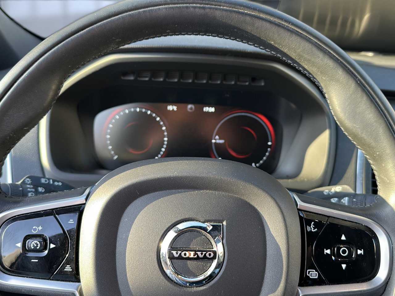 Volvo  XC90 Bluetooth Head Up Display Navi LED Vollleder Klima Einparkhilfe el. Fenster