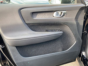 Volvo  XC 40 Momentum Core 2WD Navi LED Klima Einparkhilfe el. Fenster