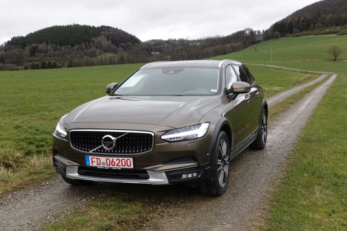 Volvo  CC D5 AWD CC Pro AHK*360°*STHZ*ACC*BLIS*HUD