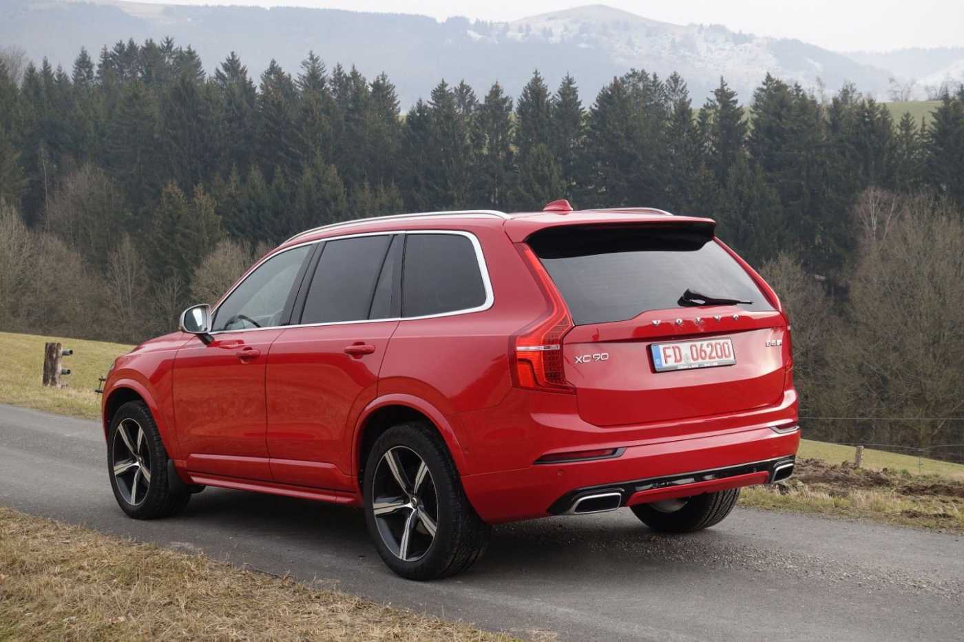 Volvo  D5AWD  R Design //AHK  //Standh. // Pano