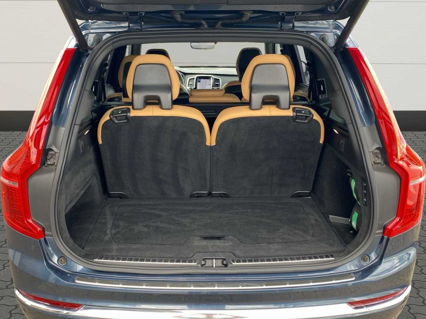Volvo  Plus Bright Recharge Plug-In Hybrid AWD T8