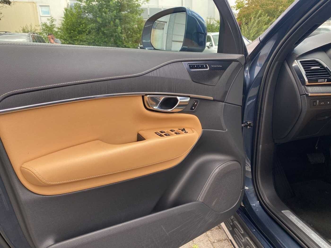 Volvo  Plus Bright Recharge Plug-In Hybrid AWD T8