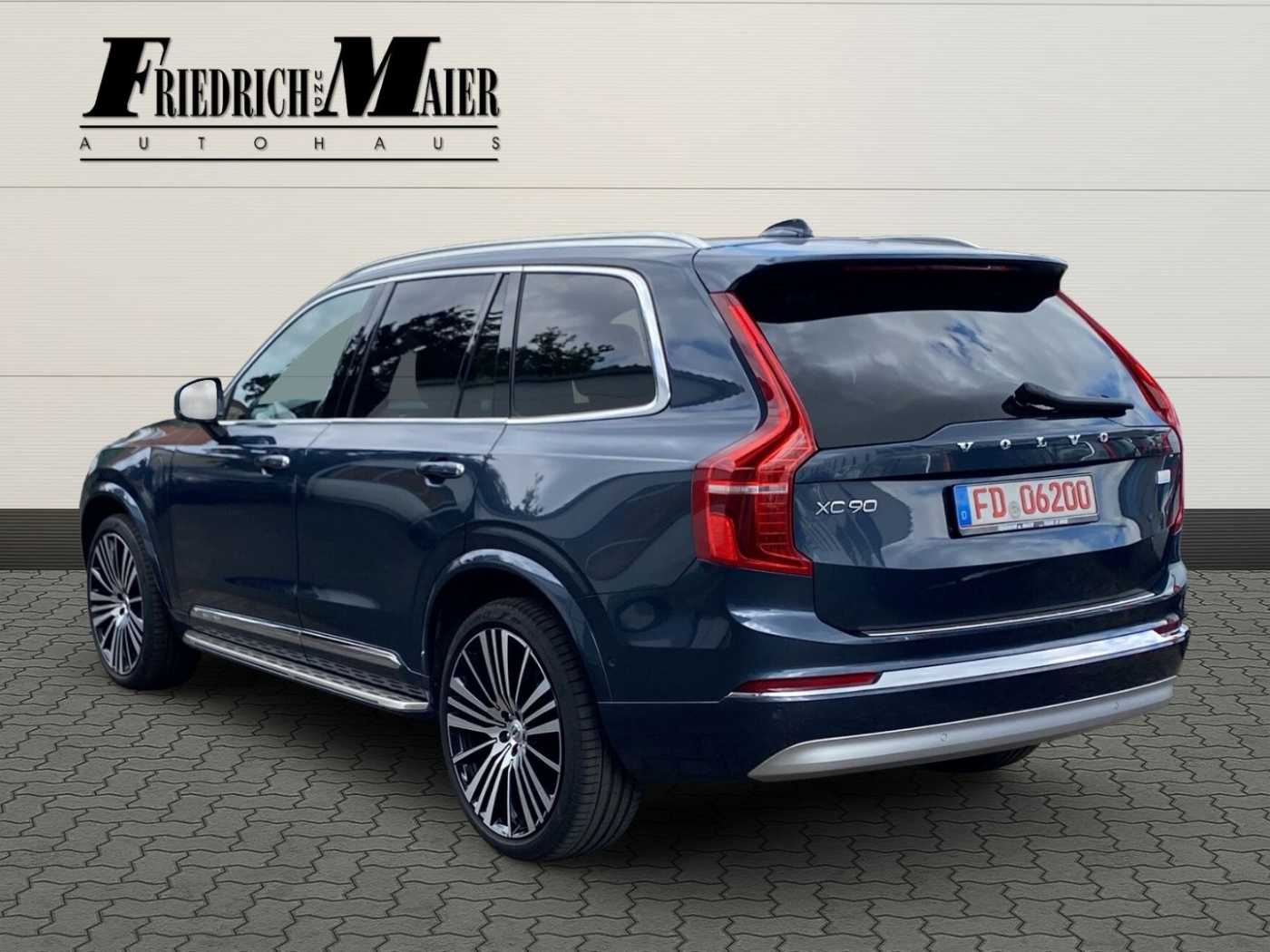 Volvo  Plus Bright Recharge Plug-In Hybrid AWD T8