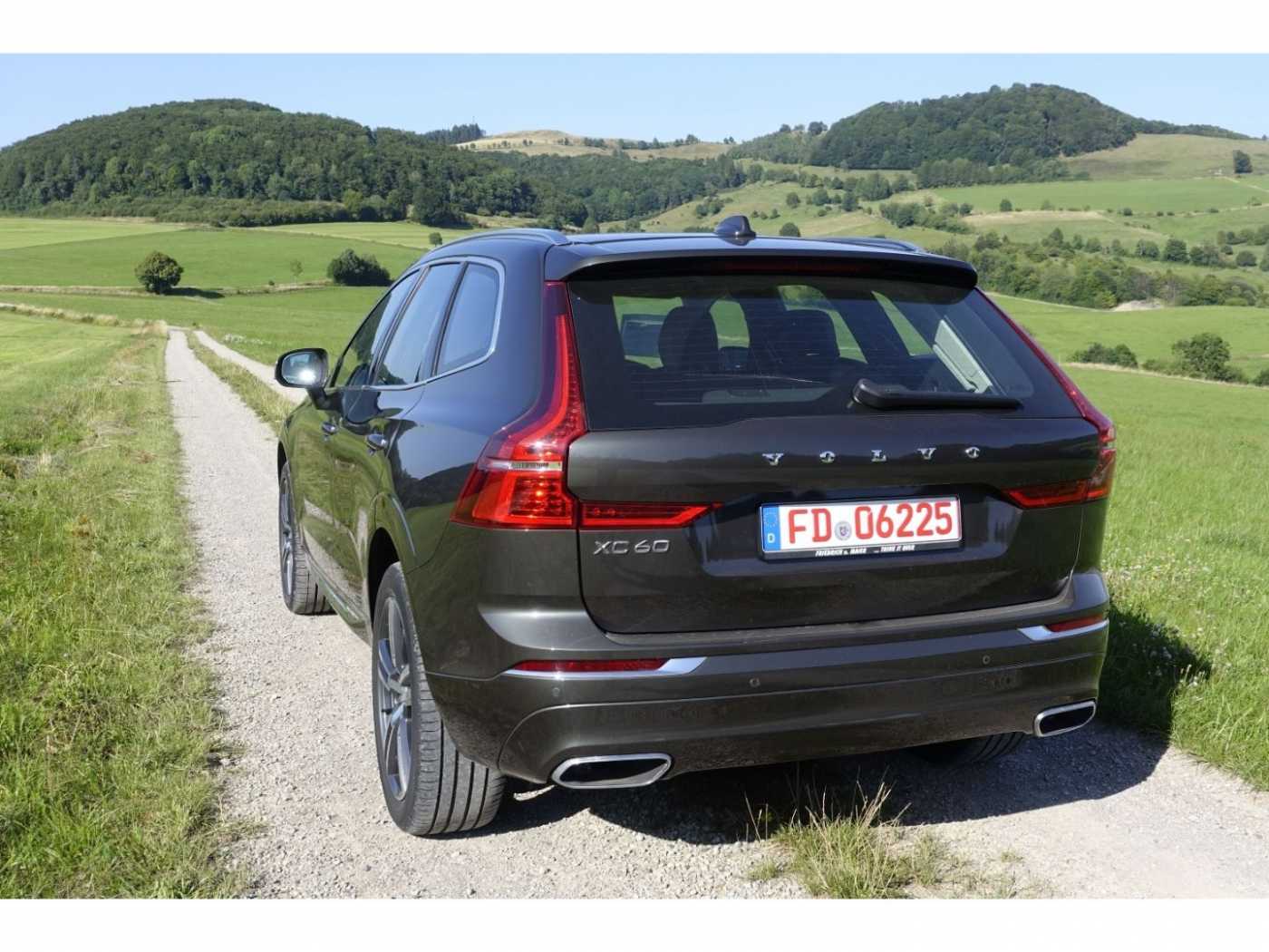 Volvo  D5 AWD Inscription  EU6d-T  / AHK / Pano /
