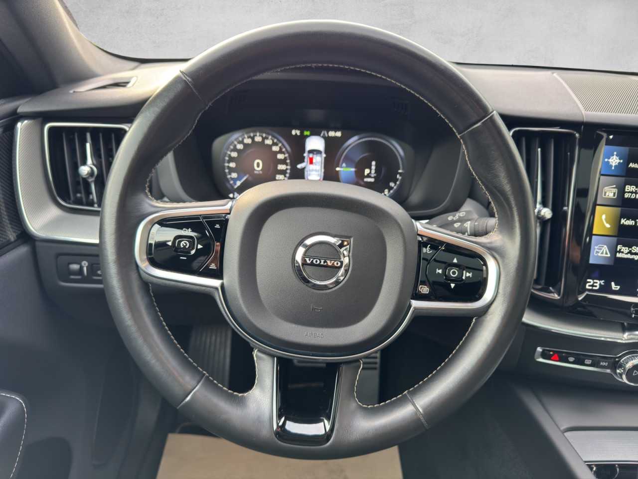 Volvo  XC 60 R Design Recharge Plug-In Hybrid AWD Bluetooth Navi LED Klima Einparkhilfe