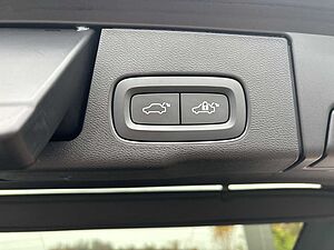 Volvo  XC 60 Momentum Pro 2WD Bluetooth Navi LED Klima Einparkhilfe el. Fenster