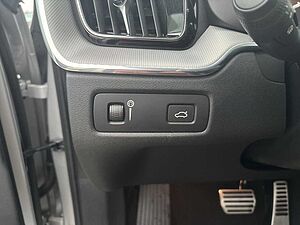 Volvo  XC 60 R Design 2WD Bluetooth Navi LED Einparkhilfe el. Fenster