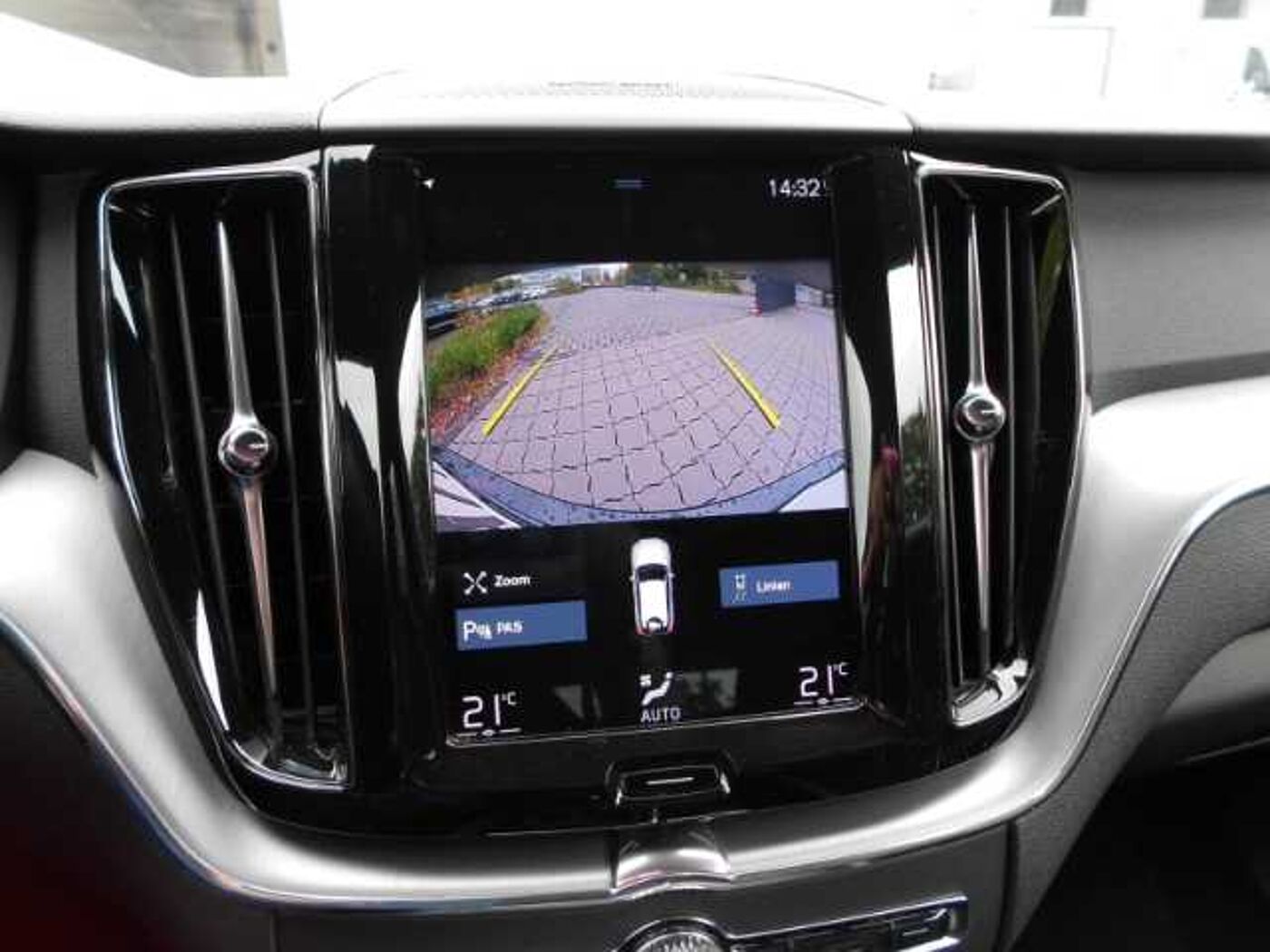 Volvo  2WD D4 EU6d-T Momentum Pro Navi digitales Cockpit Soundsystem HarmanKardon LED A