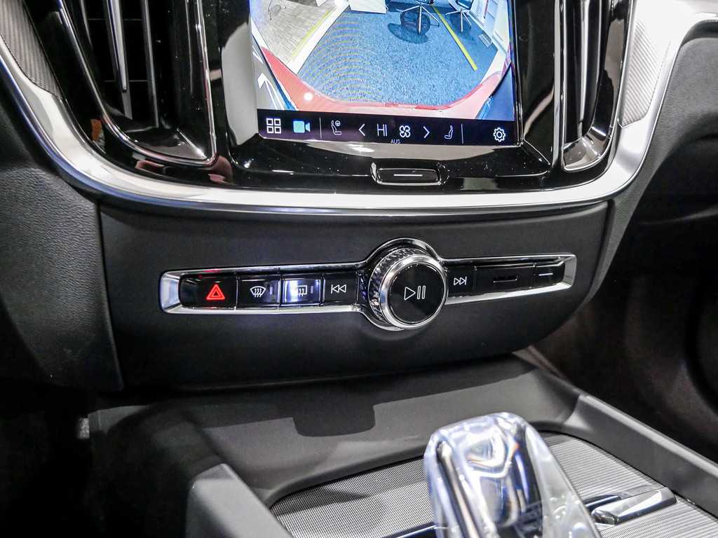 Volvo  B4 Ultimate Dark Pano Navi ACC BLIS Kam