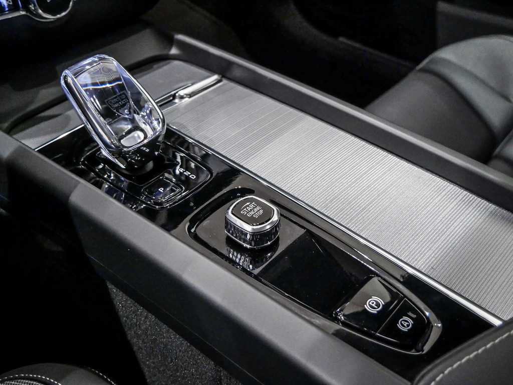 Volvo  B4 Ultimate Dark Pano Navi ACC BLIS Kam