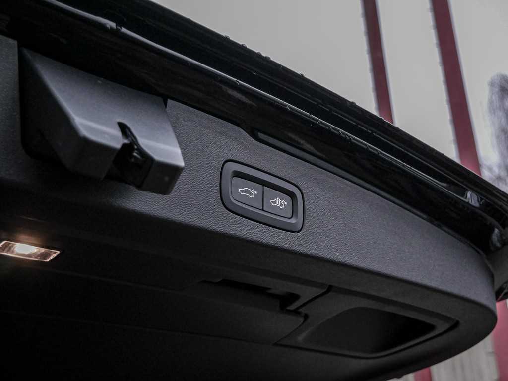 Volvo  B4 Plus Dark Navi ACC Kam SHZ LH BLIS