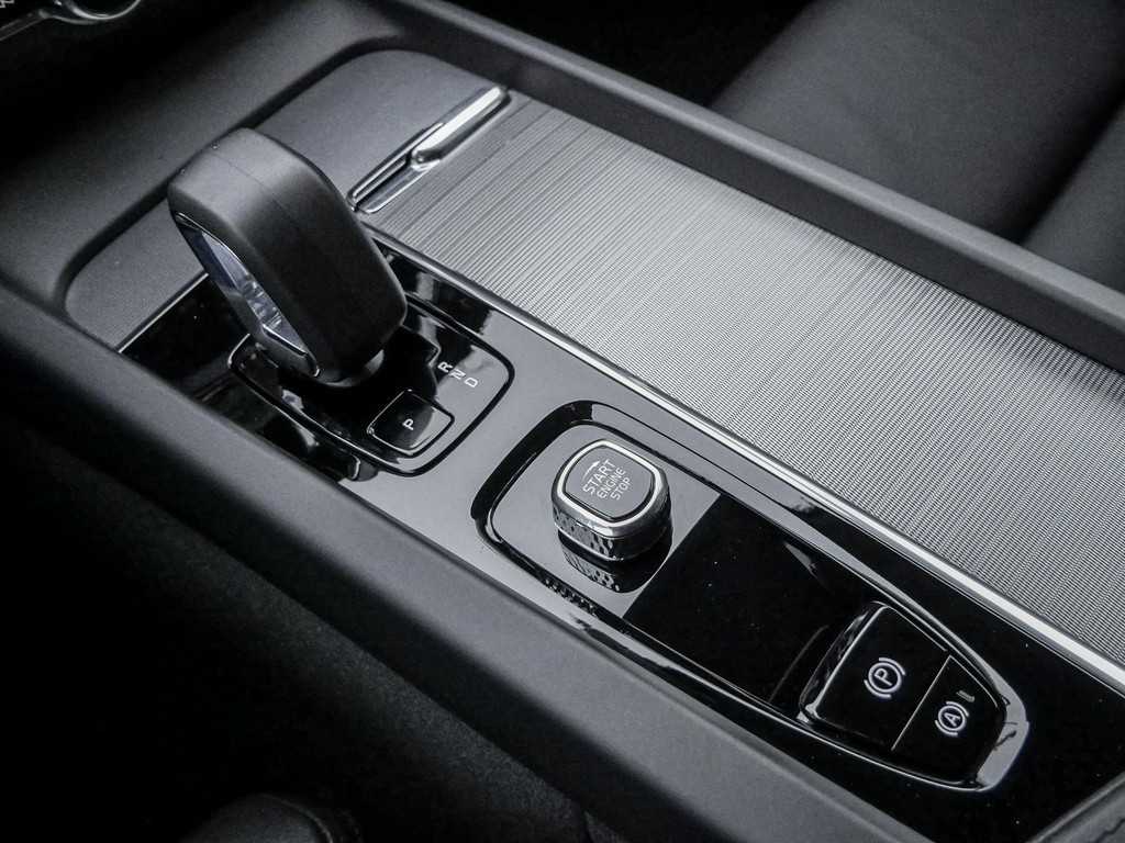 Volvo  B4 Plus Dark Navi ACC Kam SHZ LH BLIS