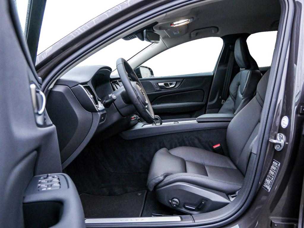 Volvo  B4 Plus Dark Navi Kam SHZ LH BLIS ACC