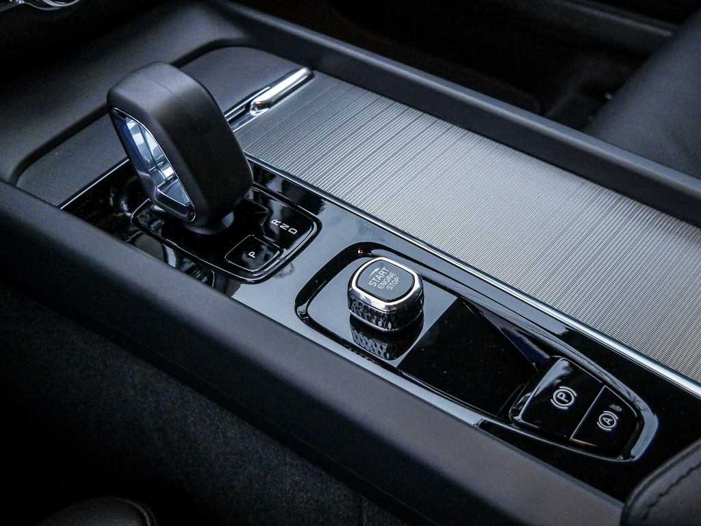 Volvo  B4 Plus Dark Navi Kam SHZ LH BLIS ACC