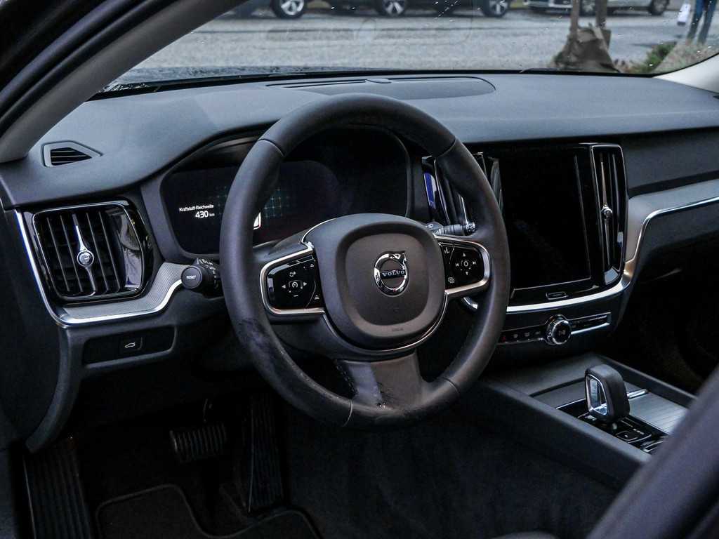 Volvo  B4 Plus Dark Navi Kam SHZ LH BLIS ACC
