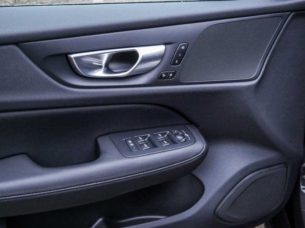 Volvo  B4 Plus Dark Navi Kam SHZ LH BLIS ACC