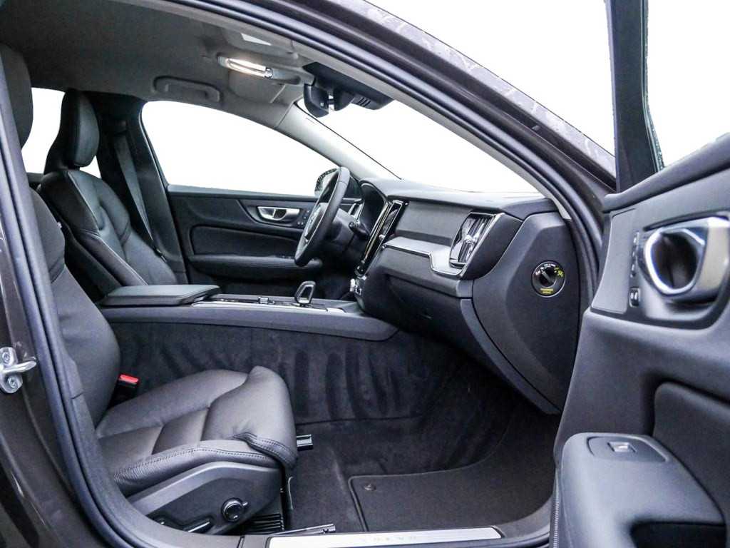 Volvo  B4 Plus Dark Navi Kam SHZ LH BLIS ACC