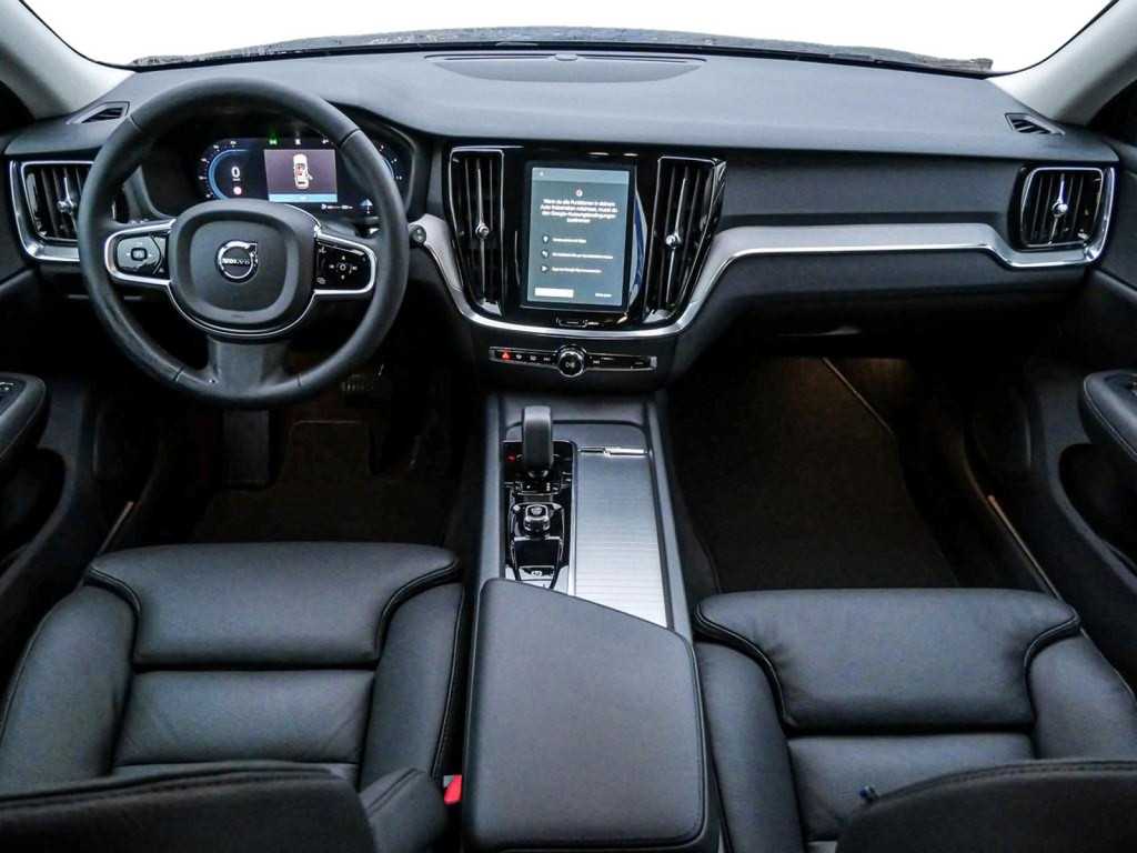 Volvo  B4 Plus Dark Navi Kam SHZ LH BLIS ACC