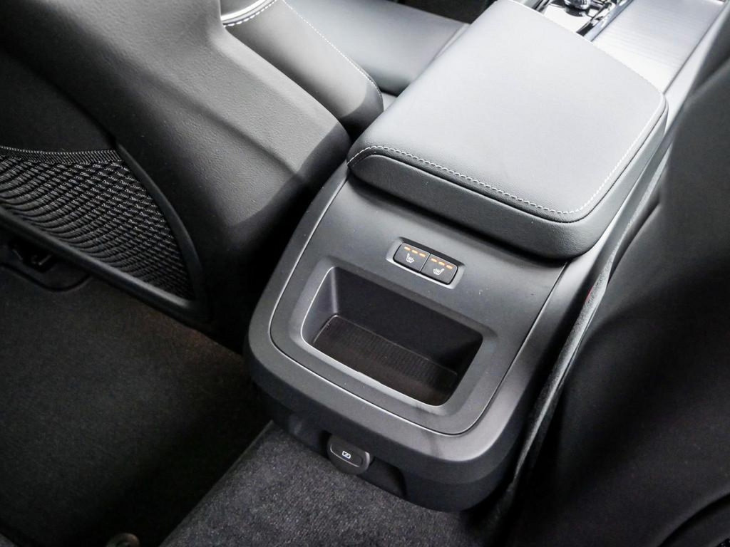 Volvo  B4 Plus Dark Navi Kam ACC BLIS HK SHZ LH