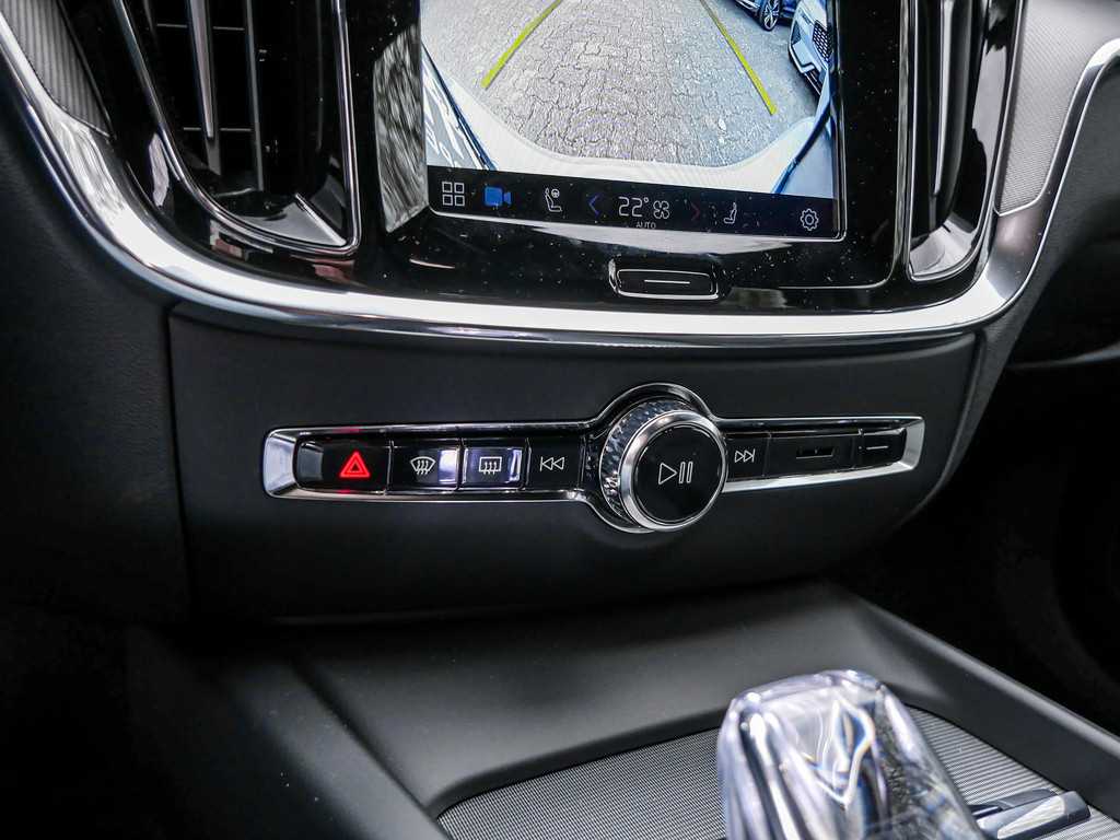 Volvo  B4 Plus Dark TH ACC BLIS Navi Kam SHZ LH
