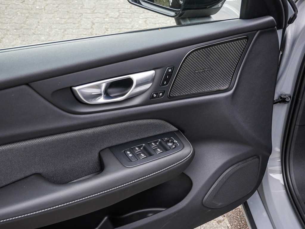 Volvo  B4 Plus Dark TH ACC BLIS Navi Kam SHZ LH
