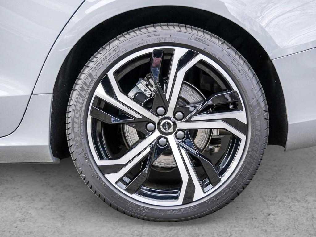 Volvo  B4 Plus Dark TH ACC BLIS Navi Kam SHZ LH