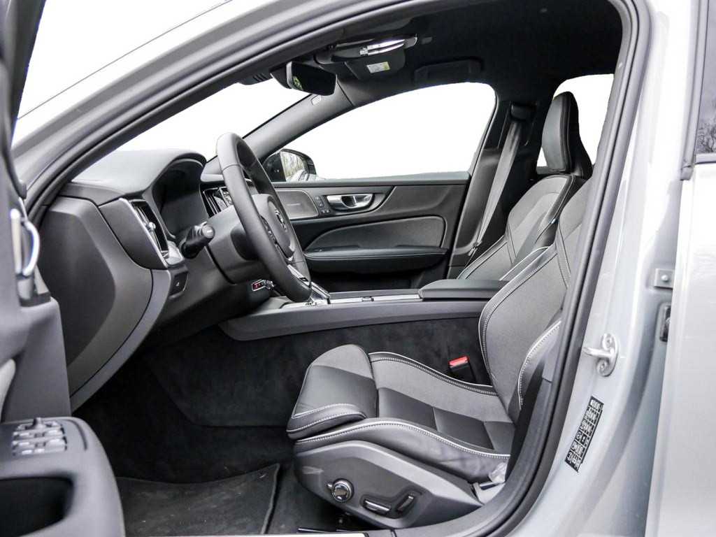 Volvo  B4 Plus Dark TH ACC BLIS Navi Kam SHZ LH