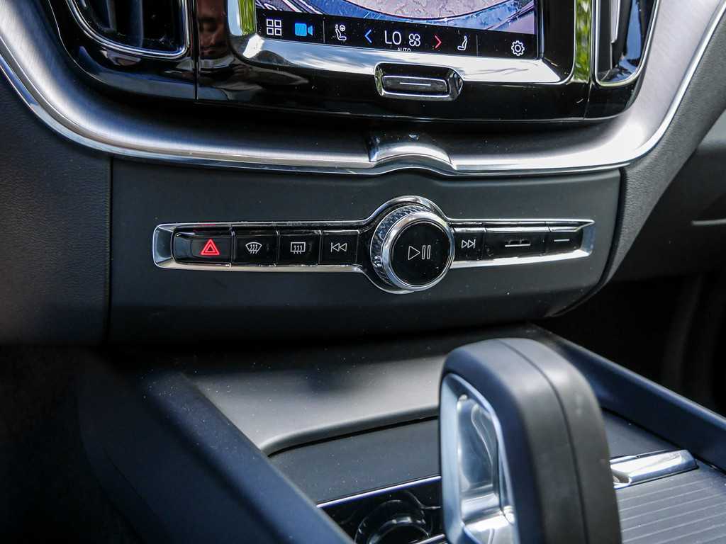 Volvo  B4 Momentum Pro H-K HUD Kam SHZ
