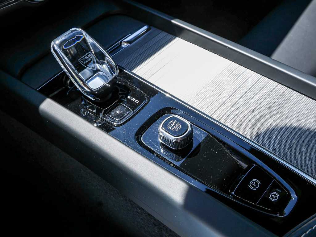 Volvo  B4 Plus Dark ACC SHZ Memory Kam