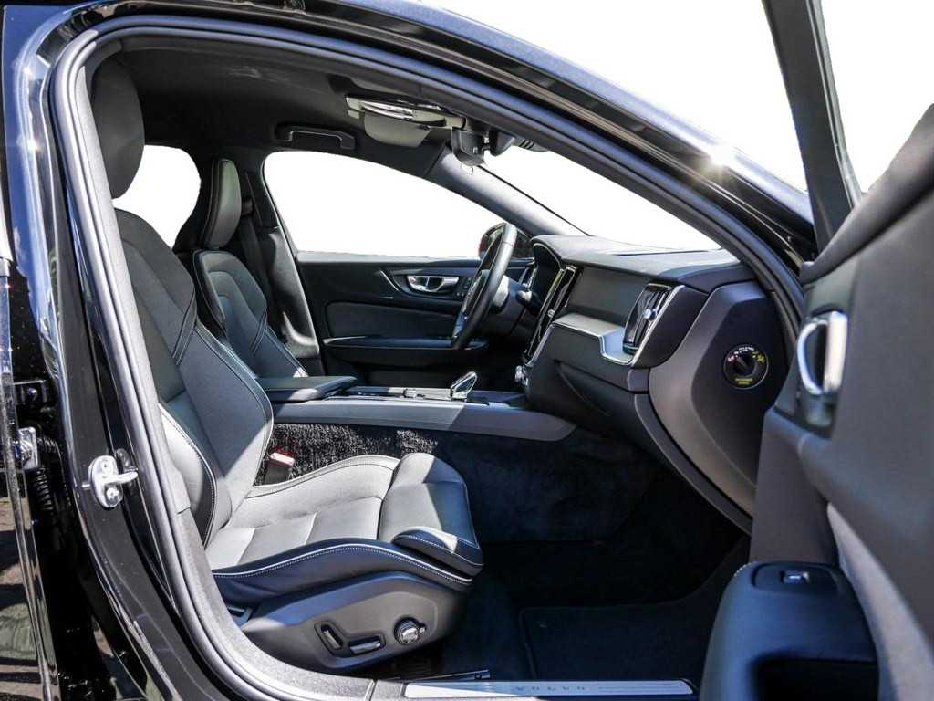 Volvo  B4 Plus Dark ACC SHZ Memory Kam