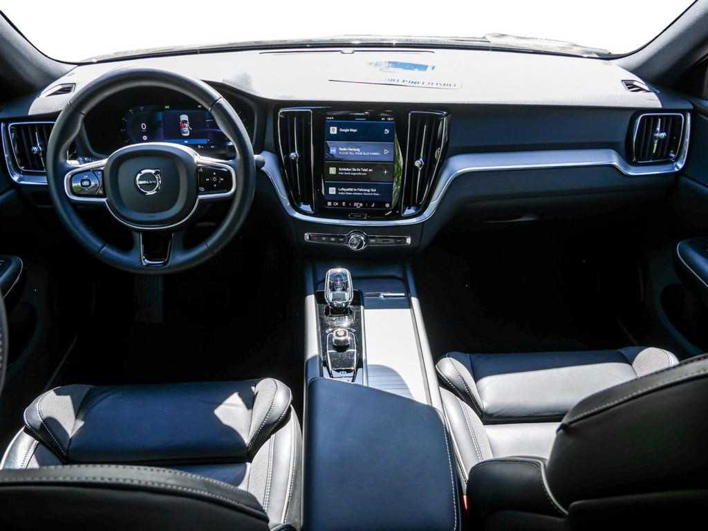 Volvo  B4 Plus Dark ACC SHZ Memory Kam