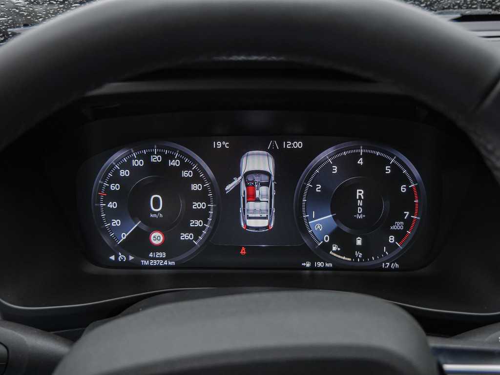 Volvo  B4 Momentum Pro AWD Kam Stdhzg SHZ