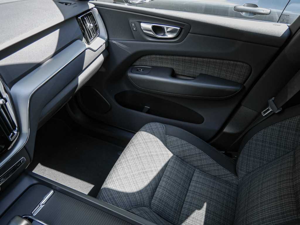 Volvo  T6 Recharge AWD Core Kam Stdhzg Pano