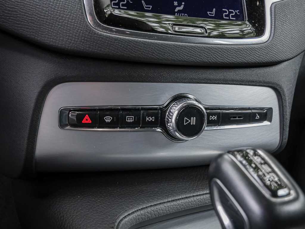 Volvo  D5 AWD Momentum Geartronic 7-Sitzer Navi AHK