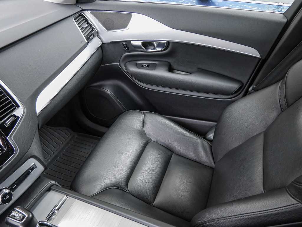 Volvo  D5 AWD Momentum Geartronic 7-Sitzer Navi AHK