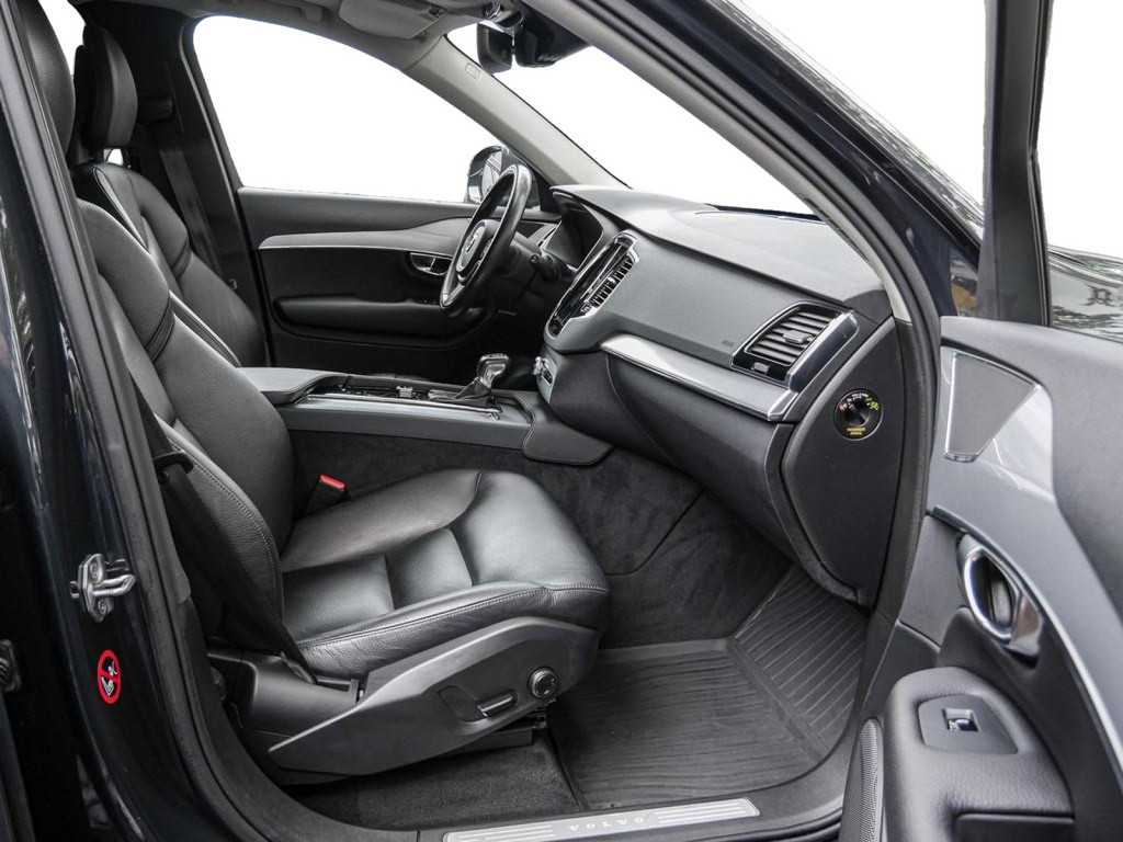 Volvo  D5 AWD Momentum Geartronic 7-Sitzer Navi AHK