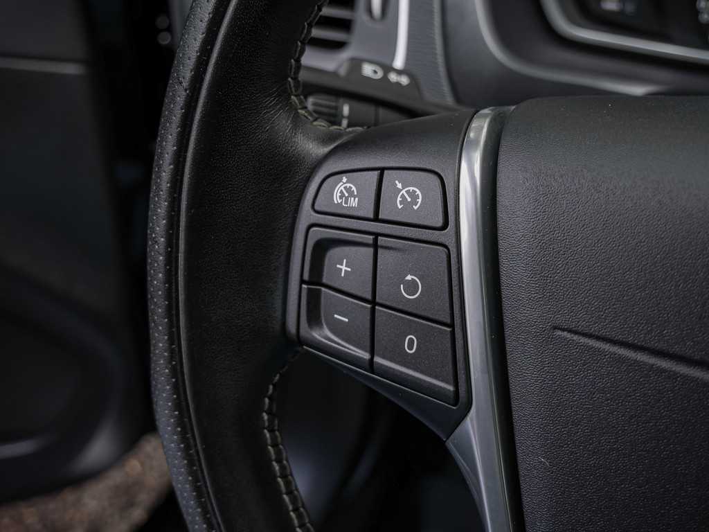 Volvo  D3 R-Design Geartronic Navi Pano SHZ