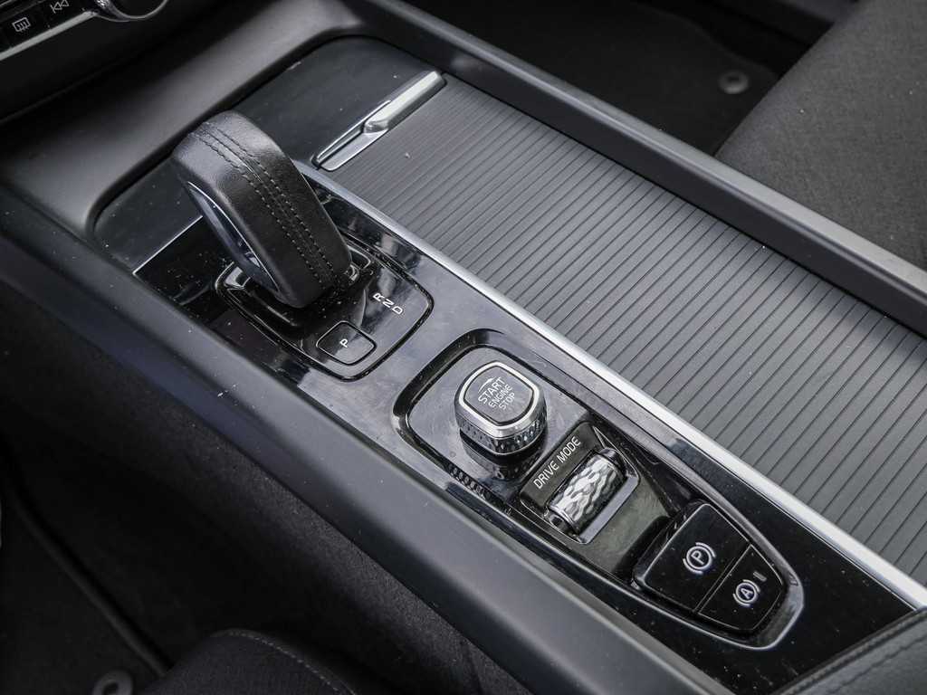 Volvo  B4 Diesel AWD Momentum Pro Navi Pano SHZ