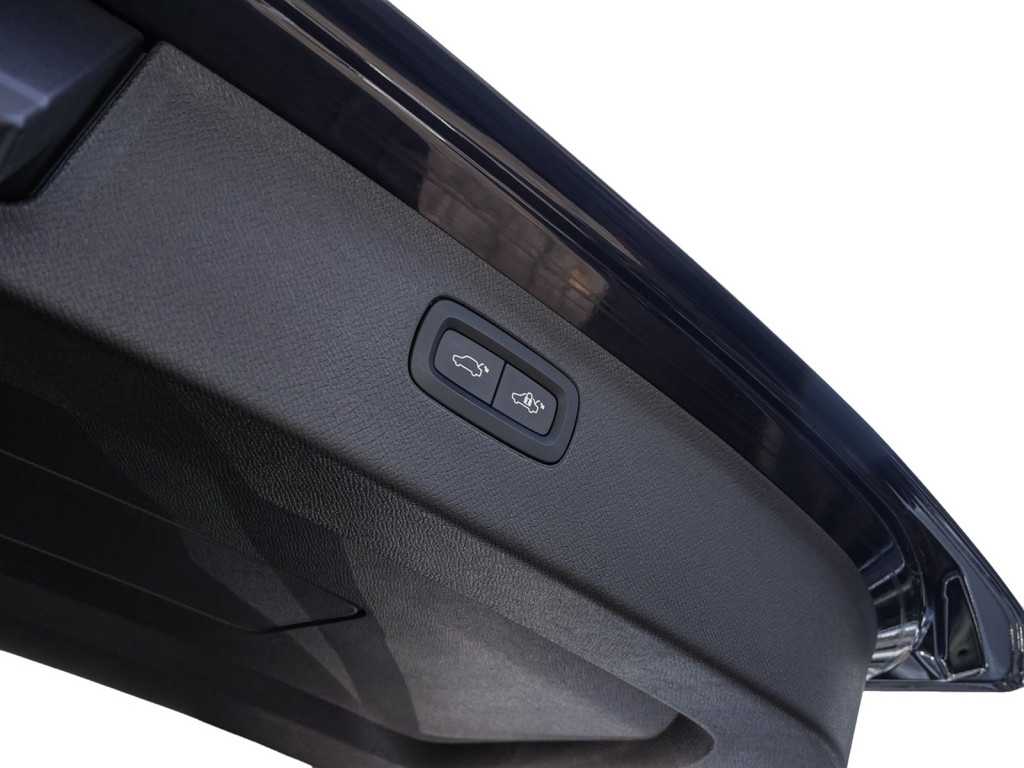 Volvo  B5 AWD R-Design Luft 22' HK Pano Licht