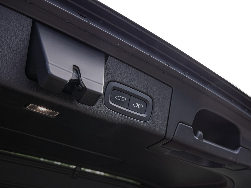 Volvo  T8 AWD R-Design Recharge AHK LUFT HUD