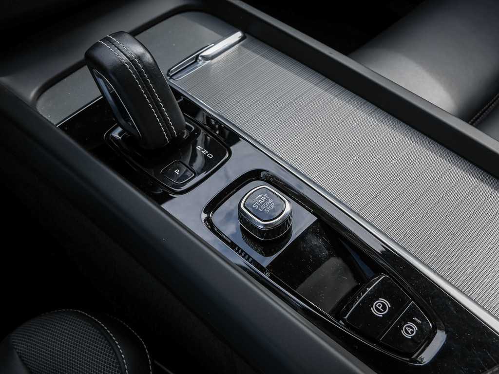 Volvo  T8 AWD R-Design Recharge AHK LUFT HUD