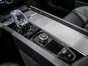 Volvo  B4 Ultimate Dark Pano Navi ACC BLIS Kam